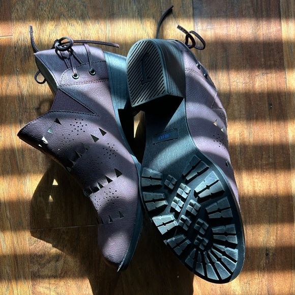 JBU Brown Ankle Booties Women’s Size 9.5 with Stylish Cut-out Design - Picture 4 of 7